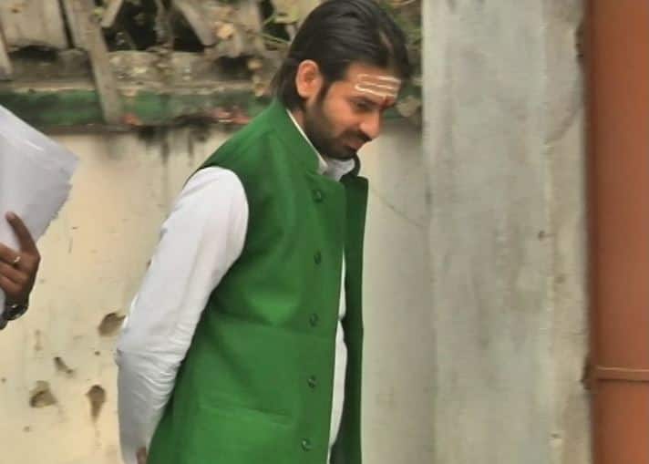 Bihar: Tej Pratap Yadav meets Rabri Devi said mother is with me in my battle राबड़ी देवी से मिलकर भावुक हुए तेज प्रताप, कहा- मेरी लड़ाई में अब मेरी मां भी साथ हैं