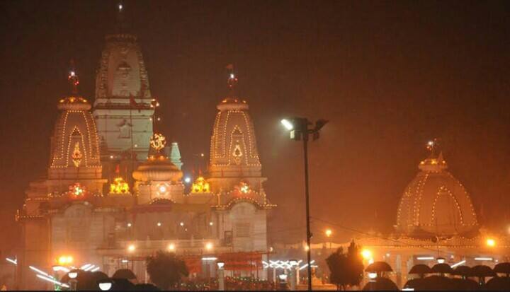 गोरखनाथ मंदिर में नए साल के साथ मकर संक्रांति पर लगने वाला खिचड़ी का मेला मंगलवार से शुरू हो गया. एक माह तक चलने वाले इस मेले का आकर्षण इस बार देश और विदेश से आने वाले श्रद्धालुओं के लिए भीम सरोवर पर आयोजित होने वाला लाइट एंड साउंड शो है. जिसे खिचड़ी मेले के साथ एक जनवरी से शुरू कर दिया गया है. अब हर रोज यहां आने वाले श्रद्धालु लाइट एण्ड साउंड शो के माध्यम से नाथ पंथ और गुरु गोरक्षनाथ की महिमा का अद्भुत दर्शन कर सकेंगे.