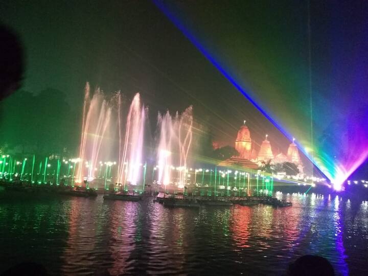 गोरखनाथ मंदिर के मीडिया सहयोगी विनय कुमार गौतम ने बताया कि शो देखने के लिए 50 रुपए का टिकट लेना होगा. वरिष्ठ नागरिकों को 5 रुपए की छूट मिलेगी. वहीं बच्चों और विकलांगों को कोई शुल्क नहीं देना होगा. शो में हरीश भिमानी ने आवाज दी है. इसके पहले वे महाभारत सीरियल में अपनी आवाज के जादू बिखेरकर दर्शकों को आकर्षित कर चुके हैं.