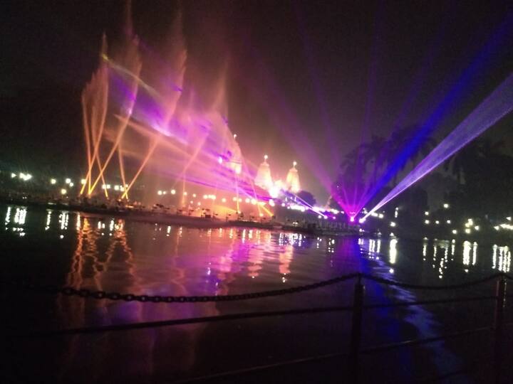 मेले के साथ लोगों को नौकायन का आनंद उठाते भी देखा जा सकता है. इसके साथ ही मेले में सौंदर्य प्रसाधन, क्रॉकरी, शीशे के बर्तन और छोटे-बड़े घरेलू सामान की दुकानें सजी हुई हैं. गोरखनाथ मंदिर के कार्यालय सचिव द्वारिका तिवारी ने बताया कि शुरुआत में 300 लोग एक साथ बैठकर लाइट एंड साउंड शो का लुत्फ उठा सकते हैं. इस शो की अवधि 40 मिनट की होगी. 33 फीट के वाटर स्क्रीन पर दर्शक उठाएंगे इसके साथ ही वे नाथ पंथ की महिमा के अद्भुत दर्शन भी कर सकेंगे.