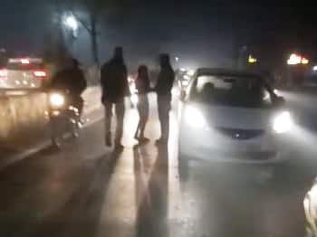 वाराणसी: शराब पीकर बीच सड़क लड़ाई करने लगे लड़का-लड़की, वायरल हुआ वीडियो varanasi couple fight on road after drink वाराणसी: शराब पीकर बीच सड़क लड़ाई करने लगे लड़का-लड़की, वायरल हुआ वीडियो