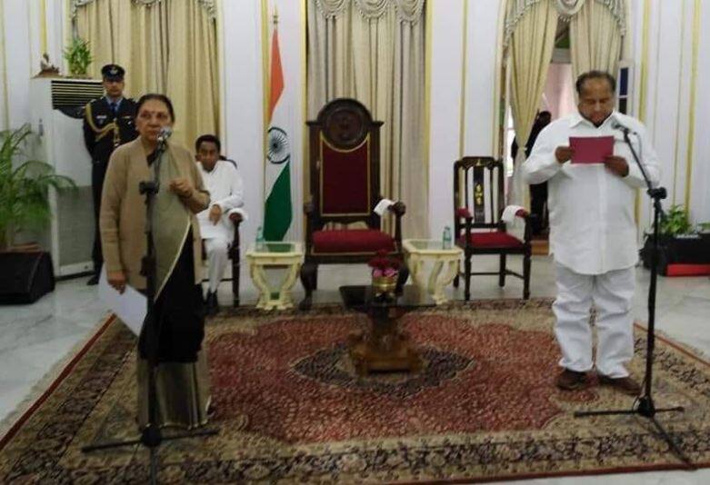 मध्य प्रदेश: छिंदवाड़ा से विधायक दीपक सक्सेना बने प्रोटेम स्पीकर, राज्यपाल ने दिलाई शपथ Congress MLA Deepak Saxena to be protem Speaker of Madhya Pradesh Assembly मध्य प्रदेश: छिंदवाड़ा से विधायक दीपक सक्सेना बने प्रोटेम स्पीकर, राज्यपाल ने दिलाई शपथ