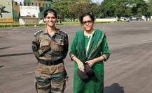 क्या रक्षामंत्री निर्मला सीतारमण के साथ आर्मी ड्रेस में खड़ी महिला उनकी बेटी है?