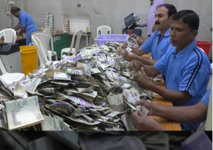 Maharashtra: Sai baba temple at Shirdi gets Rs 14.54 cr donation शिरडी: नये साल में साईं के दरबार में लगा नोटों का अंबार, 11 दिनों में 14.54 करोड़ मिला दान
