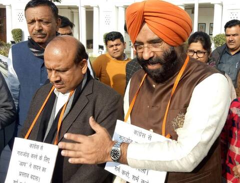 दिल्ली विधानसभा में मनजिंदर सिंह सिरसा के साथ हुई बदसलूकी, कहा-मेरी पगड़ी उछाली गई दिल्ली विधानसभा में मनजिंदर सिंह सिरसा के साथ हुई बदसलूकी, कहा-मेरी पगड़ी उछाली गई