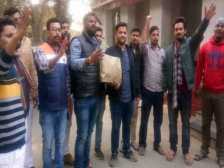 अनोखा विरोध: राम मंदिर पर बयान से नाराज छात्रों ने पीएम मोदी को भेजा टेंट Unique protest: Banaras Hindu University Students sent tents to PM Narendra Modi अनोखा विरोध: राम मंदिर पर बयान से नाराज छात्रों ने पीएम मोदी को भेजा टेंट