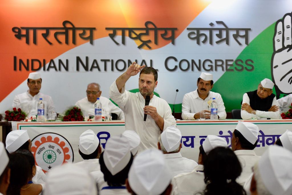 Hundreds of workers gathered in the training camp of Congress Seva Dal, got  the basic mantra to strengthen every booth | सीमांचल में राष्ट्रवाद की राह  पर कांग्रेस: कांग्रेस सेवादल के प्रशिक्षण