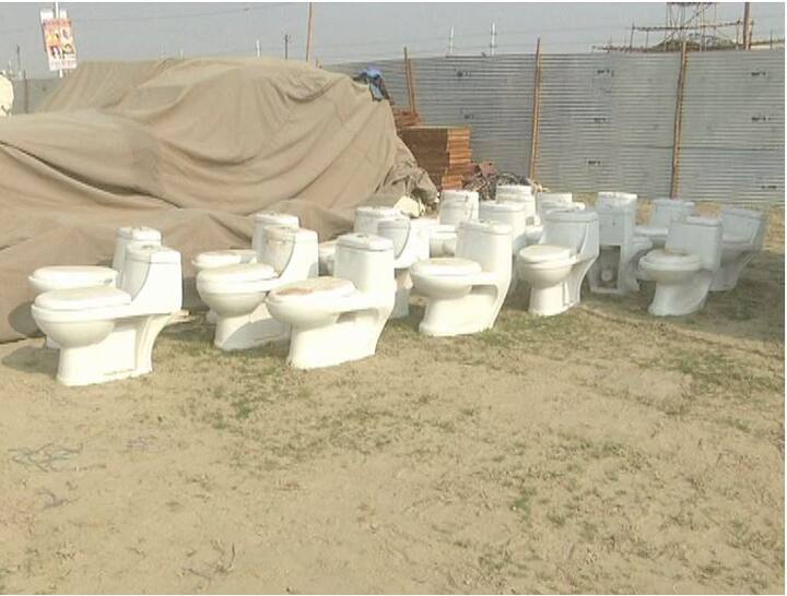 कैंप में सौ से ज़्यादा शौचालय बन रहे हैं. शौचालय - बाथरूम और वाश बेसिन के लिए सभी नये सामान मंगाए गए हैं.