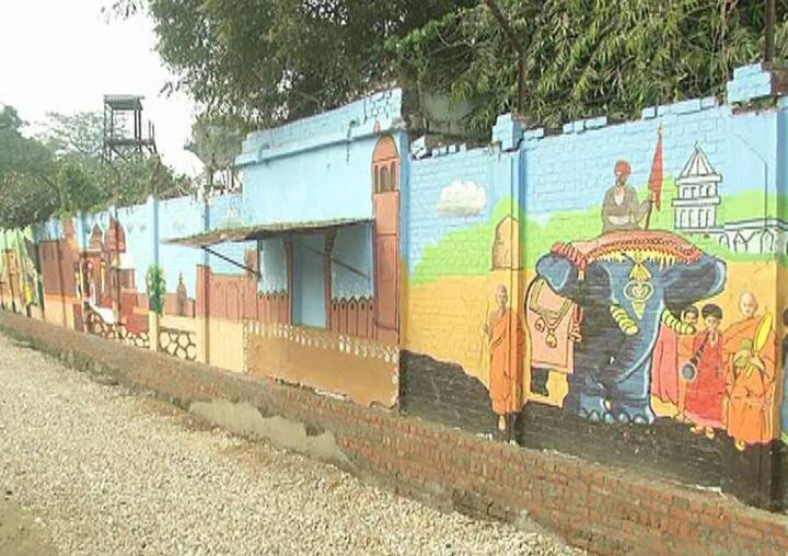 तकरीबन सत्ताईस करोड़ रूपये के इस प्रोजेक्ट का काम दिल्ली और मुम्बई की चार एजेंसियों को दिया गया है. इन एजेंसियों ने तकरीबन ढाई सौ कलाकार बाहर के शहरों से बुलाए हैं, जबकि बाकी स्थानीय आर्टिस्ट हैं. देश की कई युनिवर्सिटीज व फाइन आर्ट्स कॉलेजेज के सैकड़ों स्टूडेंट्स अलग से इस काम में लगे हुए हैं.तस्वीर: kumbh.gov.in