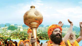 आपने कुंभ में आने वाले अखाड़ों के बारे में सुना होगा लेकिन क्या आप जानते हैं कि ये अखाड़े क्या होते हैं. अखाड़ा शब्द अखंड का ही अपभ्रंश होता है जिसका अर्थ है जिसके खंड ना हों यानि अविभाजित. अखाड़ों के साधु संत शास्त्रों के साथ शस्त्र विद्या के भी जानकार होते हैं.