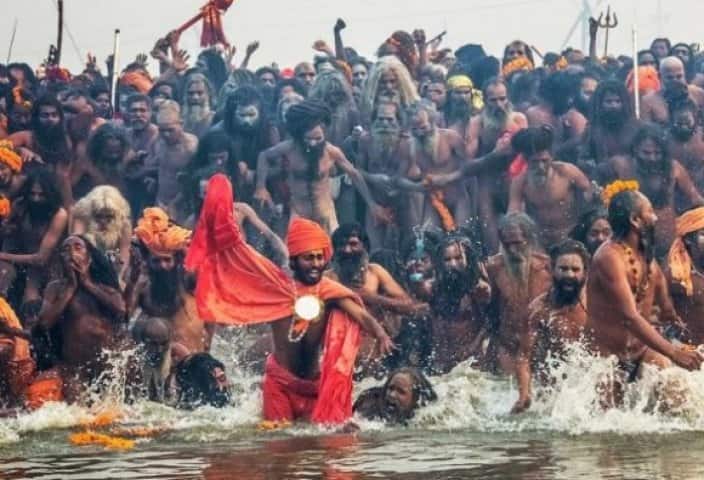  ऐसा कहा जाता है कि आदि गुरु शंकराचार्य ने अलग अलग परंपराओं वाले साधुओं को एक साथ जोड़ने का प्रयास किया था और इसी प्रयासों के कारण अखाड़ों की स्थापना हुई थी. ये अखाड़े एकता के प्रतीक होते हैं और समाज को एकजुट करने के लिए, अध्यात्म और नैतिक ज्ञान देने के लिए जाने जाते हैं.