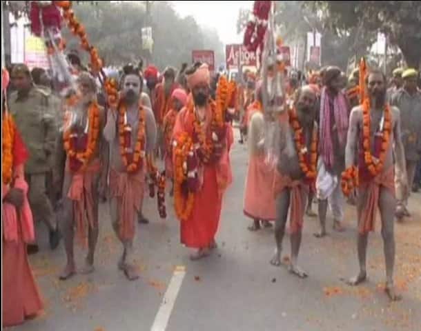 अखाड़ों की व्यवस्था के लिए पांच लोगों की एक समिति होती है जो ब्रह्मा, विष्णु, शिव, गणेश व शक्ति का प्रतिनिधित्व करती है. संख्या के हिसाब से जूना अखाड़ा सबसे बड़ा है. इसके बाद निरंजनी और फिर महानिर्वाणी अखाड़ा आता है.