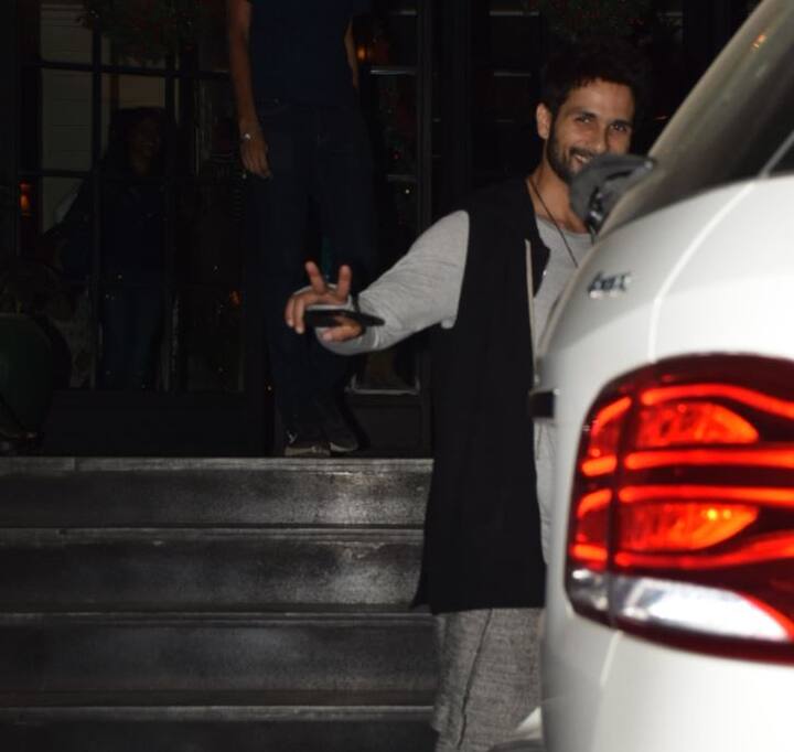 डिनर के बाद घर जाते समय शाहिद कपूर मुस्कुराते हुए पोज देते नज़र आए.