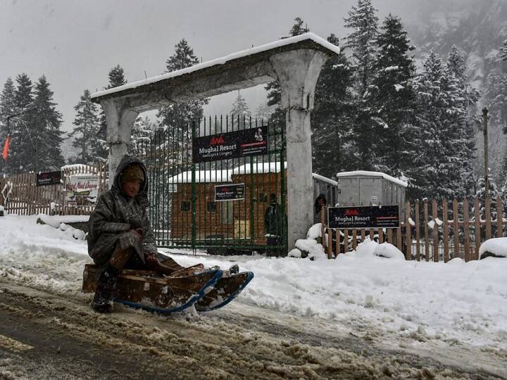 अधिकारियों ने कहा कि श्रीनगर में सुबह 8:30 बजे तक 10 इंच तक बर्फबारी हुई है और मशहूर स्की रिसॉर्ट गुलमर्ग में दो फुट, काजीगुंड में 11 इंच, कोकेरनाग में 3 इंच, पहलगाम में 16 इंच और कुपवाड़ा में 17 इंच तक बर्फ गिरी है.