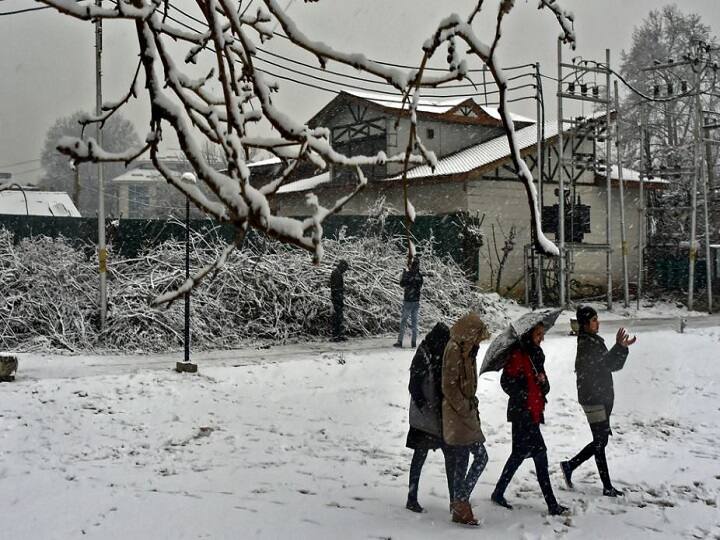 जम्मू शहर में रात का न्यूनतम तापमान 8.6 डिग्री, कटरा में 6.4 डिग्री, बटोटे में शून्य से 1.3 डिग्री नीचे, बनिहाल में 0.3 डिग्री और भदरवाह में शून्य से 0.2 डिग्री सेल्सियस नीचे दर्ज हुआ.