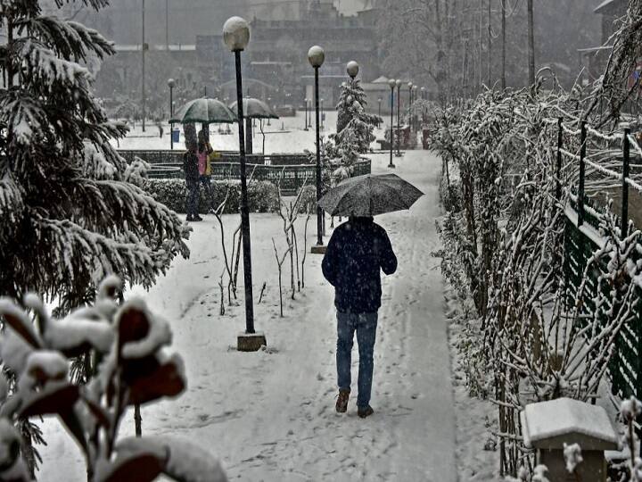 बर्फबारी के कारण कश्मीर में आम जीवन अस्त-व्यस्त हो गया है. हवाई और सड़क परिवहन संपर्क के कटने से लोगों को कहीं आने-जाने में दिक्ततों का सामना करना पड़ रहा है. 