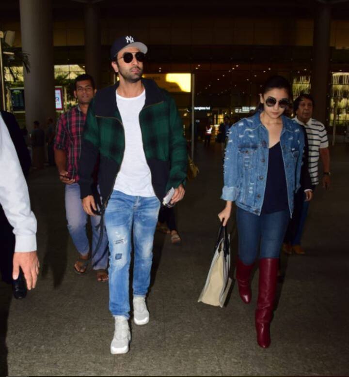 इस दौरान आलिया और रणबीर काफी स्टालिस्ट लुक में नज़र आए. आलिया के हाथों में एक बैग भी नज़र आया. (तस्वीर: मानव मंगलानी)