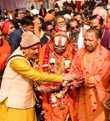 PICS: कुंभ की तैयारियों का जाएजा लेने पहुंचे सीएम योगी आदित्यनाथ, देखें तस्वीरें