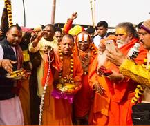 PICS: कुंभ की तैयारियों का जाएजा लेने पहुंचे सीएम योगी आदित्यनाथ, देखें तस्वीरें