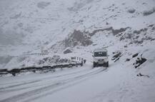 मौसम की करवट: दिल्ली-एनसीआर में बारिश ने बढ़ाई ठंड, पहाड़ों पर बर्फबारी से मुसीबत