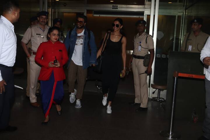 बॉलीवुड सुपरस्टार रणवीर सिंह और दीपिका पादुकोण न्यू ईयर सेलिब्रेशन, शादी के बाद दीपिका पादुकोण का पहला बर्थडे और हनीमून मनाकर मुंबई लौट आए हैं. ऐसे में उनकी कुछ लेटेस्ट तस्वीरें हम आपके लिए लाए हैं. (तस्वीर: मानव मंगलानी)