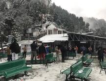 वैष्णो देवी में मौसम की पहली बर्फबारी, पहाड़ों से लेकर मैदानी इलाकों तक गिरा तापमान