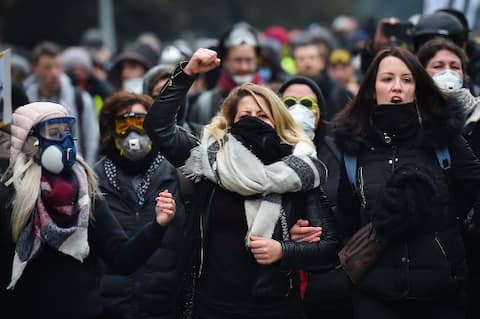 फ्रांस: सड़कों पर लौटे ‘यलो वेस्ट’ के प्रदर्शनकारी, मंत्रालय में की तोड़फोड़ फ्रांस: सड़कों पर लौटे ‘यलो वेस्ट’ के प्रदर्शनकारी, मंत्रालय में की तोड़फोड़