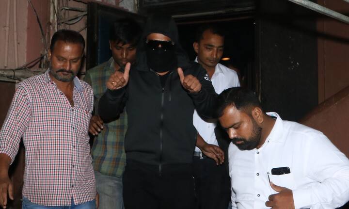 रणवीर सिनेमाघर मास्क लगाकर पहुंचे थे ताकि कोई उन्हें पहचान न सके.(तस्वीर: मानव मंगलानी)