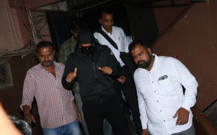 थिएटर के बाहर आकर उन्होंने थम्सअप किया और फिल्म के प्रति लोगों के प्यार के लिए अपने ही अंदाज़ में आभार प्रकट किया. (तस्वीर: मानव मंगलानी)