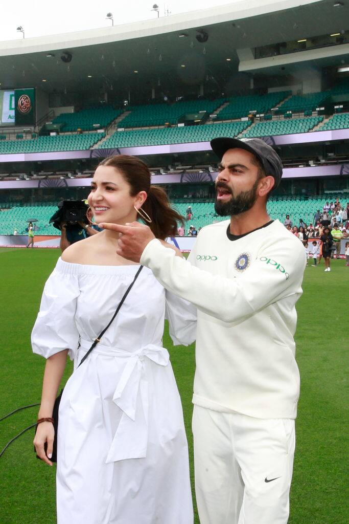 ऑस्ट्रेलिया में सीरीज जीतने के बाद भारतीय टीम के खिलाड़ियों ने जमकर जश्न मनाया. इस दौरान मैदान पर कप्तान कोहली की बीवी अनुष्का शर्मा आ गईं. कोहली-अनुष्का ने मैदान के चक्कर लगाए.  