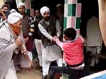 सोशल मीडिया पर लड़की का फोटो लगाना पड़ा महंगा, पंचायत के बाद पिता ने की जमकर पिटाई