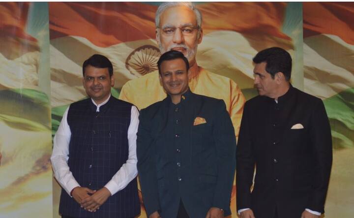 इस पोस्टर में विवेक ओबेरॉय को पहचान पाना बेहद मुश्किल है. उन्होंने बालों से लेकर उनके खड़े होने के अंदाज को हूबहू कॉपी करते नजर आ रहे हैं.