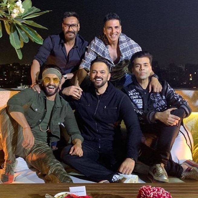 फिल्म में अजय देवगन और अक्षय कुमार कैमियो में नजर आए हैं. ऐसे में इस पार्टी में भी उनकी मौजूदगी ने माहौल को कही ज्यादा शानदार बना दिया.