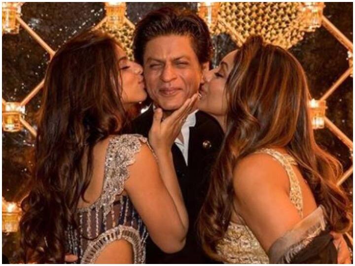 शाहरुख खान को KISS करते हुए पत्नी गौरी और बेटी सुहाना की ये तस्वीर सोशल मीडिया पर वायरल Suhana Khan and Gauri Khan adorable photos kissing Shah Rukh Khan in one frame is photo of the day शाहरुख खान को KISS करते हुए पत्नी गौरी और बेटी सुहाना की ये तस्वीर सोशल मीडिया पर वायरल