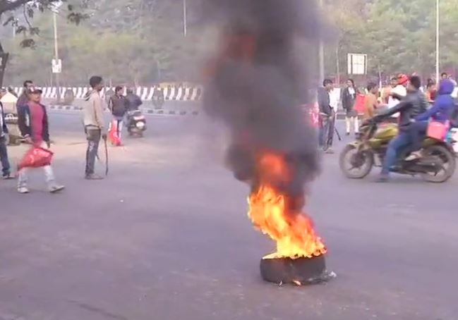 Central Trade Unions nationwide strike over minimum wages social security schemes देशव्यापी हड़ताल: मुंबई में BEST बसें रुकी, पश्चिम बंगाल, असम और ओडिशा में भी असर