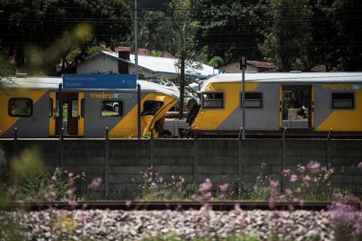  रिपोर्ट के अनुसार, दुर्घटना उस समय हुई जब एक रेलगाड़ी प्लेटफॉर्म पर खड़ी थी और एक दूसरी रेलगाड़ी ने उसे टक्कर मार दी. मेट्रोरेल की प्रवक्ता लिलियन मोफोकेंग ने कहा कि जैसे ही जांच पूरी होगी, दुर्घटना का कारण पता चल जाएगा.