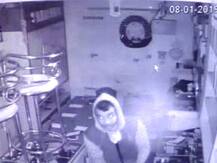 गोरखपुर में चोरों ने मोबाइल शॉप से लाखों का माल उड़ाया, CCTV में हुए कैद