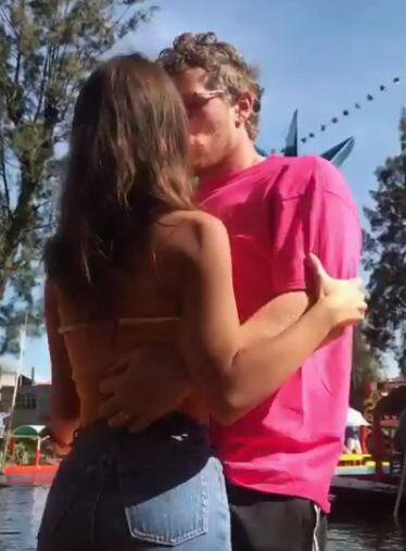 इसके अलावा एमिली ने अपने ब्वॉयफ्रेंड के साथ डांस करते हुए हॉट वीडियो पोस्‍ट किया है जिसमें वे ब्वॉयफ्रेंड को किस करती हुई नजर आई हैं. 