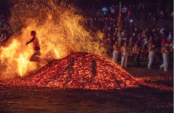 अक्टूबर में निभाई जाने वाली इस परंपरा को लेकर मान्यता ये है कि इससे बुरी आत्माओं को दूर किया जा सकता है.