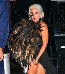 न्‍यूयॉर्क में ब्लैक गाउन पहने कुछ इस तरह हॉट अंदाज में नजर आईं लेडी गागा, देखें तस्वीरें