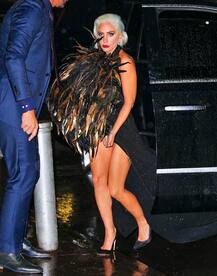 न्‍यूयॉर्क में ब्लैक गाउन पहने कुछ इस तरह हॉट अंदाज में नजर आईं लेडी गागा, देखें तस्वीरें