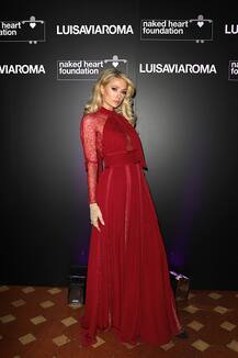 ब्‍वॉयफ्रेंड के साथ एक इवेंट में कुछ इस अंदाज में नजर आईं पेरिस हिल्टन, देखें तस्वीरें