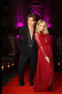 ब्‍वॉयफ्रेंड के साथ एक इवेंट में कुछ इस अंदाज में नजर आईं पेरिस हिल्टन, देखें तस्वीरें