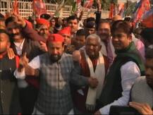 बिहार: नीतीश के \'सड़कछाप\' वाली टिप्पणी के विरोध में महागठबंधन के नेताओं ने निकाला मार्च