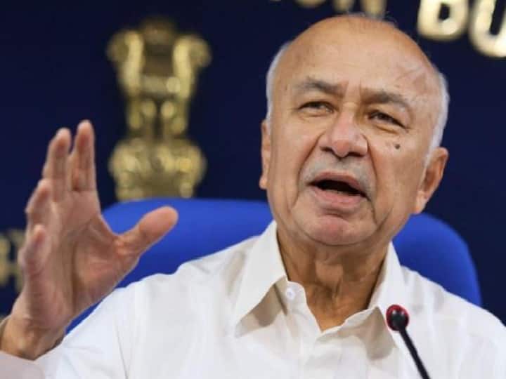 Congress Leader Sushil kumar Shinde compares PM Narendra Modi with Hitler कार्यकर्ताओं की पिटाई पर भड़के कांग्रेस नेता सुशील कुमार शिंदे, PM मोदी की तुलना हिटलर से की