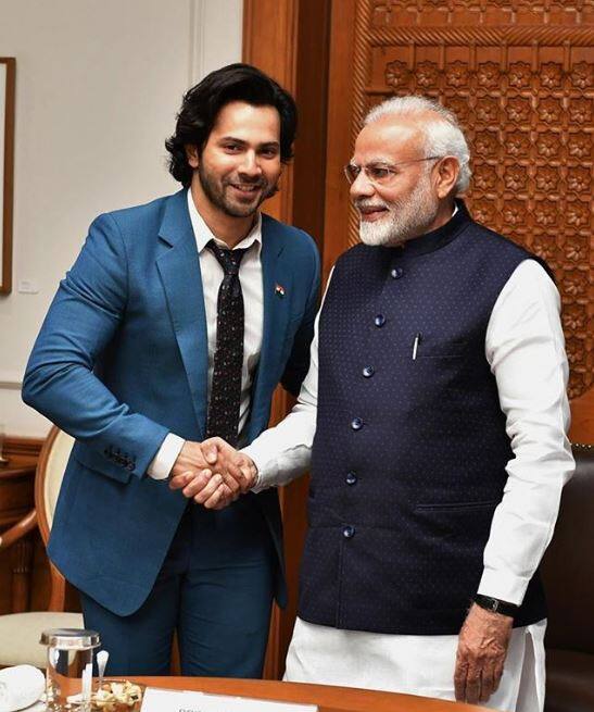 वरुण धवन ने पीएम मोदी के साथ ये तस्वीर अपने फैंस के साथ सोशल मीडिया पर पोस्ट की है.