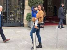 स्विट्जरलैंड में न्यू ईयर सेलिब्रेट करने के बाद मम्मी करीना के साथ पेरिस में मस्ती कर रहे हैं तैमूर