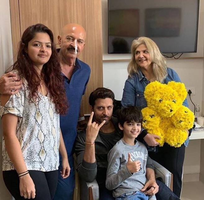 सर्जरी के बाद परिवार के साथ फिल्म मेकर राकेश रोशन की ये पहली तस्वीर सोशल मीडिया पर काफी तेजी से वायरल हो रही है. 