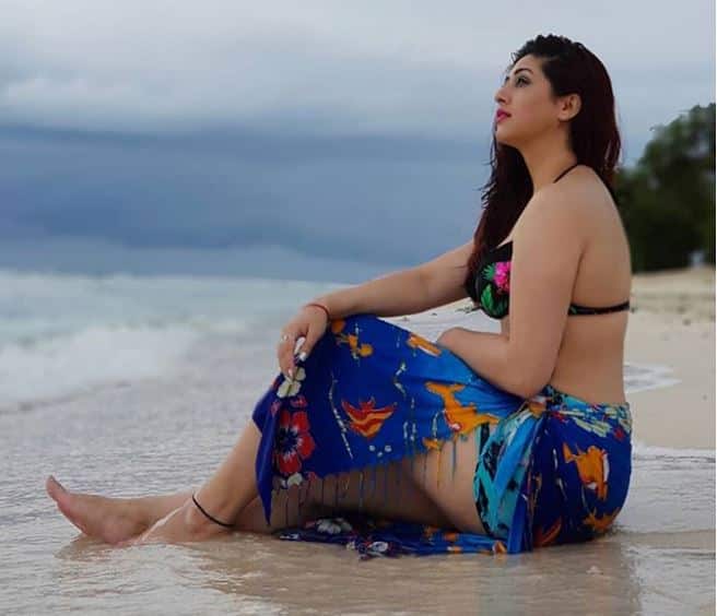 Vahbiz Dorabjee stuns in a black floral bikini; see picture टीवी अभिनेत्री वाहबिज दोराबजी ने ब्लैक फ्लोरल बिकिनी में मचाई इंटरनेट पर 'सनसनी'