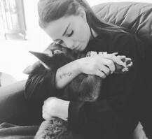 वेबसाइट को चुकाने के लिए नहीं थे पैसे, लेकिन खरीद लिया 90 हजार का कुत्ता, जानें कौन है ये हसीना